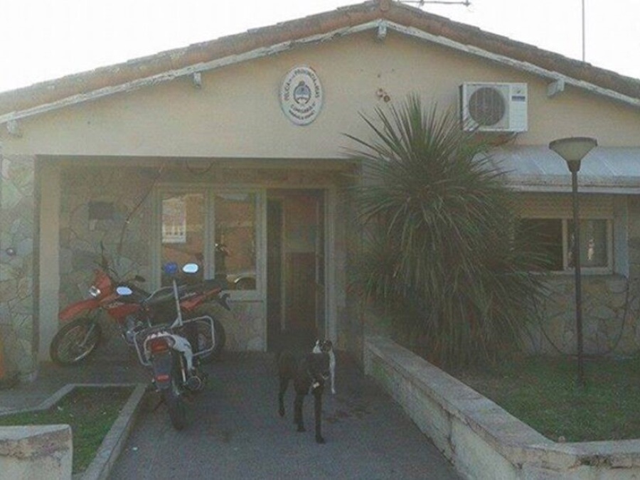 Violenta entradera en Gonnet: Redujeron a una jubilada tras saltar una reja y robaron dinero