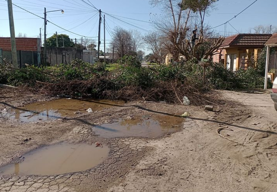 ”Por lo menos no se van a romper más autos”: el consuelo de un vecino Los Hornos en medio de una calle llena de baches