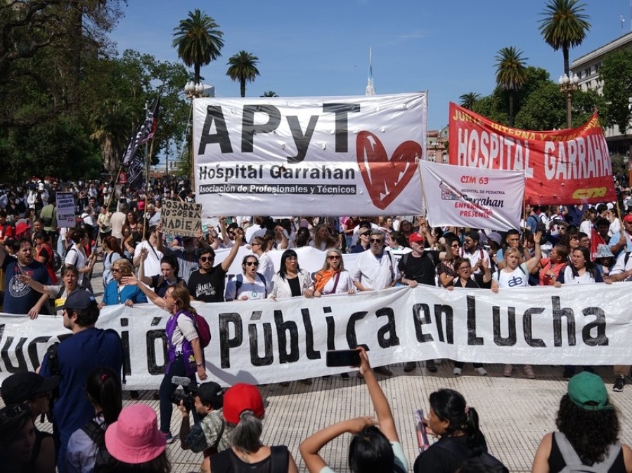 Residentes de los hospitales nacionales se movilizaron a Plaza de Mayo y anunciaron un nuevo paro con marcha incluida