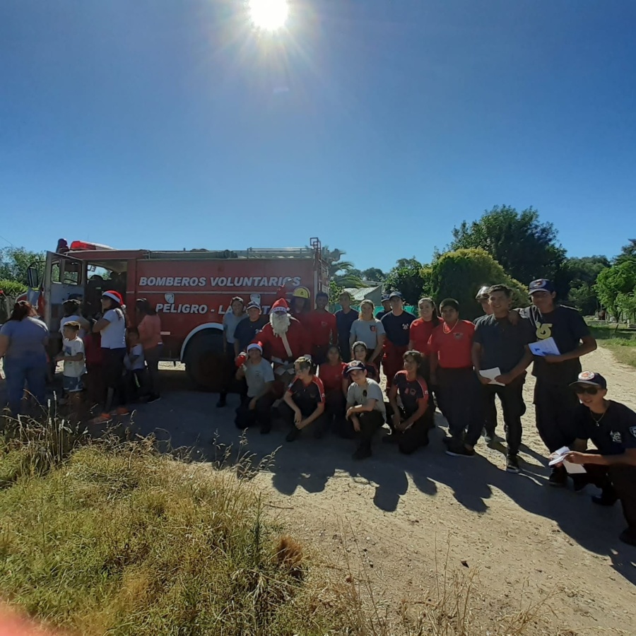 Bomberos voluntarios y solidarios: colecta de golosinas para los niños de El Peligro