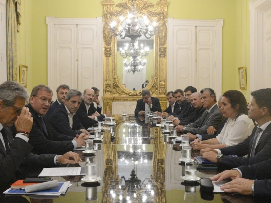 El gobierno se reunió con sectores productivos y comerciales para analizar la Ley Ómnibus y el DNU