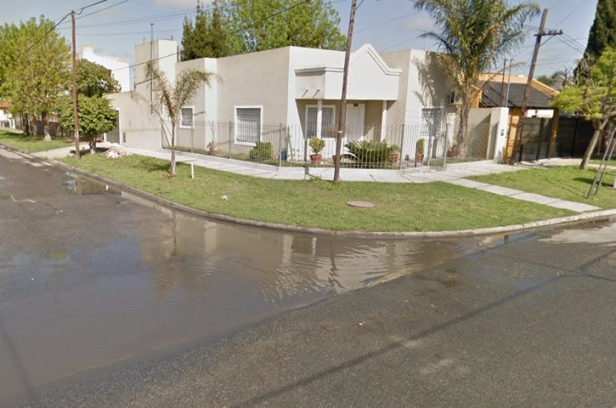 Vecinos de 64 y 143, reclamaron por un desborde cloacal: ”Necesitamos que lo arreglen”