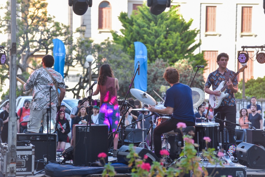 Con nuevo horario, debutarán más bandas platenses en el ciclo ”Rock en el playón”