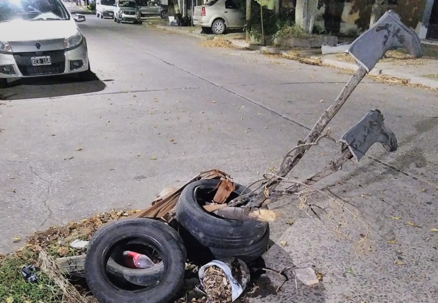 Con botas y todo, vecinos de 117 y 68 optaron por decorar un pozo para que no cause accidentes