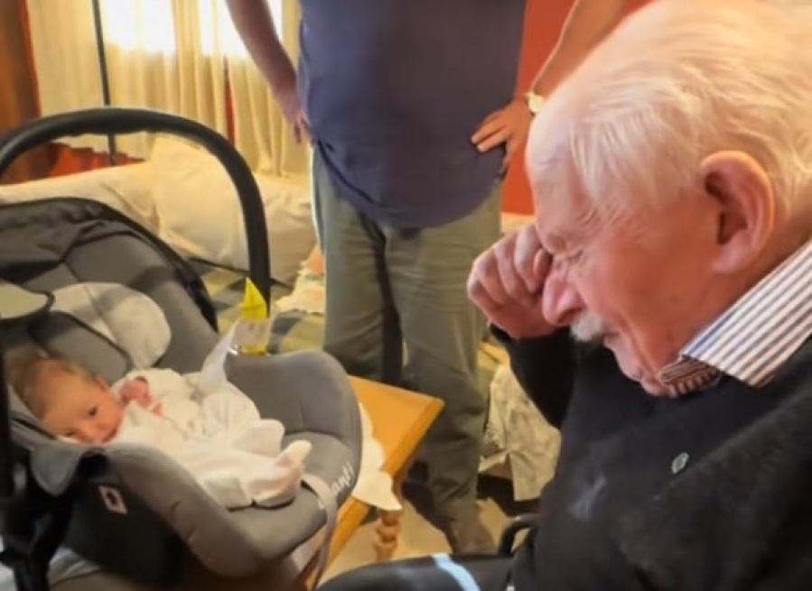 Un hombre conoció a su bisnieto y el emocionante momento fue viral: ”Puro amor”