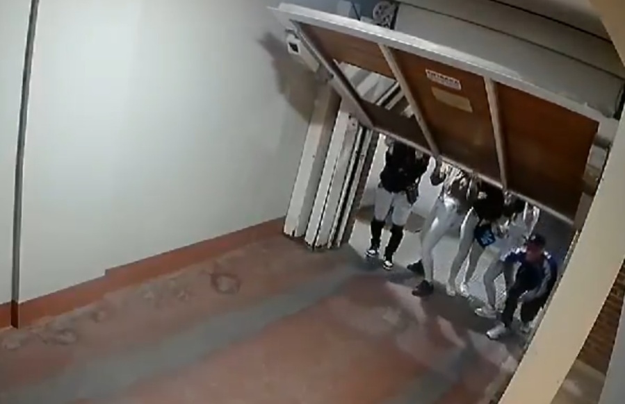 Forzaron el portón de un edificio de 16 y 42, arrebataron una cámara de seguridad y quedaron filmados