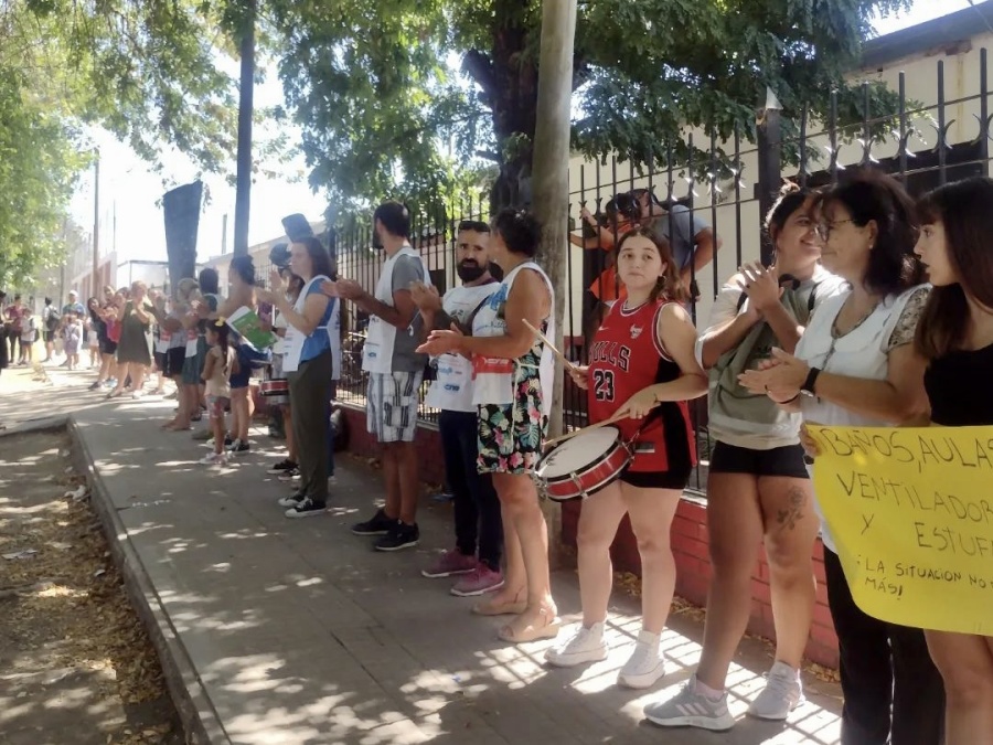 Abrazaron a la escuela secundaria N° 55 de La Plata para visibilizar los diferentes problemas que tiene el edificio