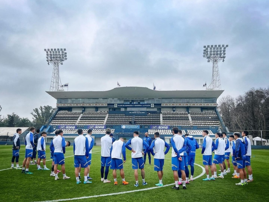 El extraño caso del futbolista que llegó al Lobo como refuerzo, no es considerado y podría irse sin debutar