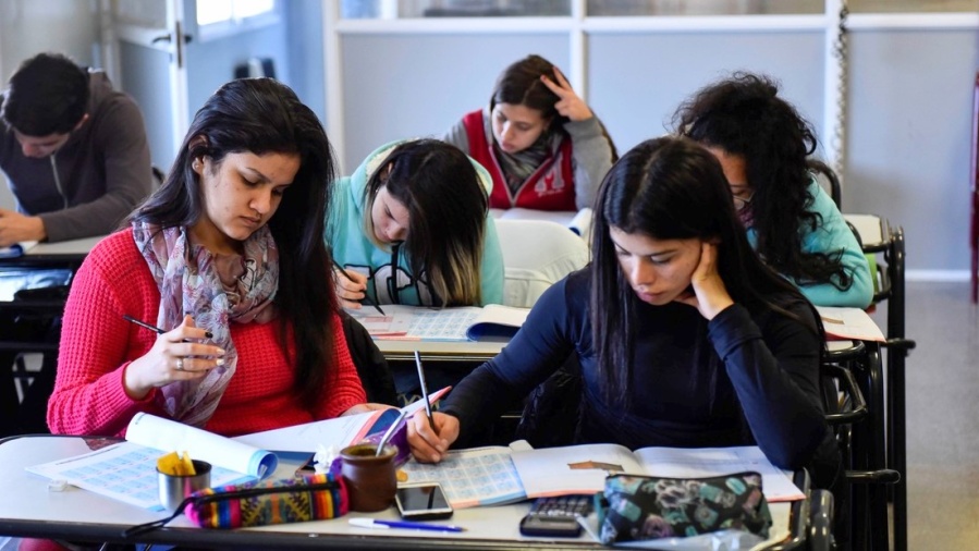 Insistirán con el examen obligatorio al terminar el secundario y el arancelamiento universitario a los extranjeros