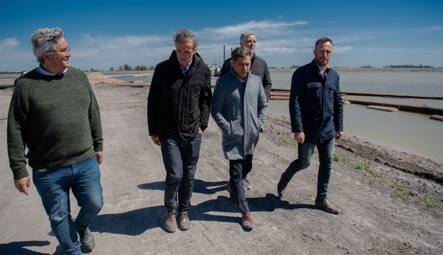 Kicillof recorrió las obras de adecuación del cauce del Río Salado junto a Katopodis: beneficiará a 59 municipios