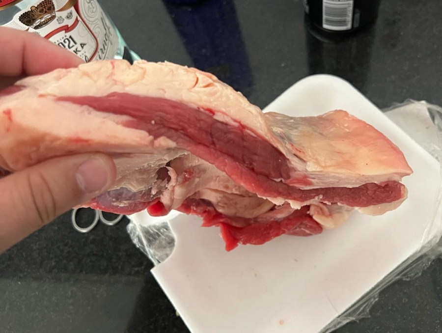 La carnicería Res de La Plata le entregó pura grasa a un vecino, se la cobró como vacío y le arruinó el Día del Trabajador