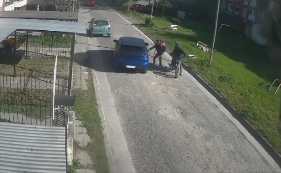 Salía de su casa de Los Hornos, un falso delivery lo atacó y zafó de milagro