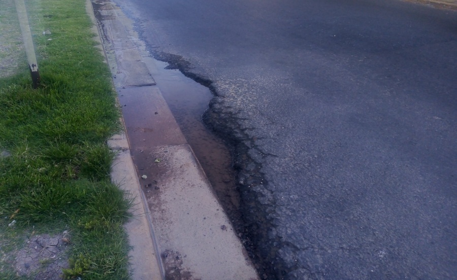 Vecinos reclaman la reparación de una calle frente a una escuela de Villa Elvira