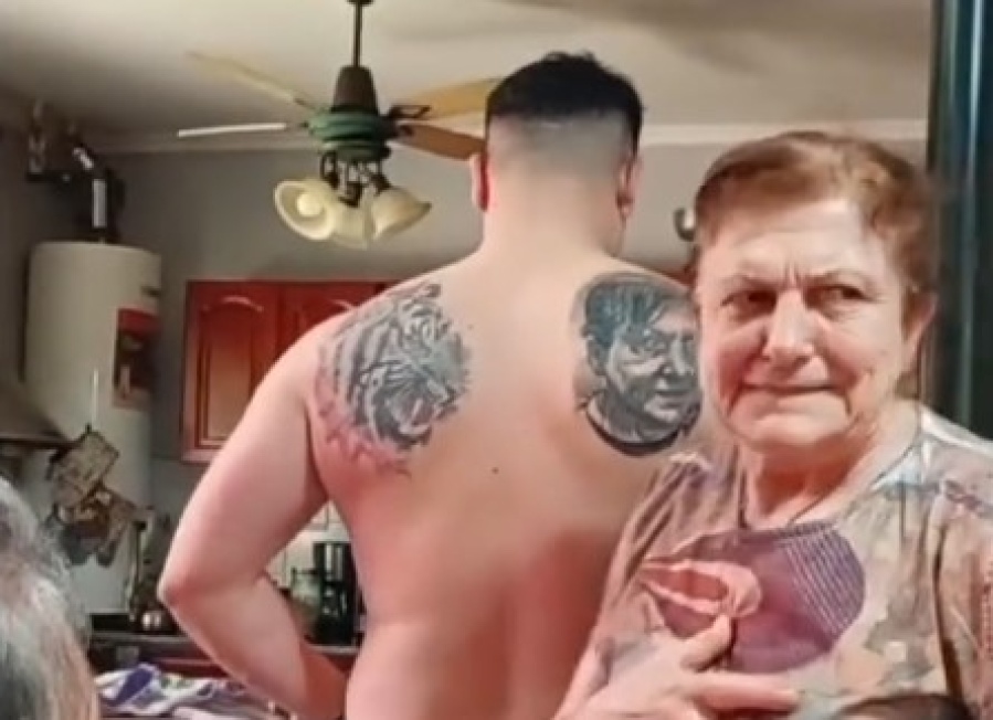 Se tatuó la cara de su mamá en la espalda y ella lo tiró abajo con una terrible respuesta: ”¡Qué boludo que sos!”