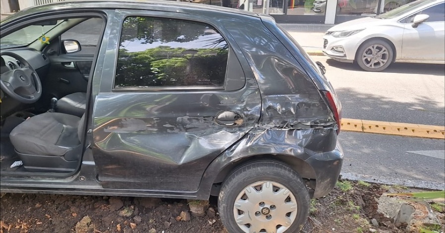 Accidente en 8 y 53: Camión de recolección chocó contra un auto y dejó herida a una joven