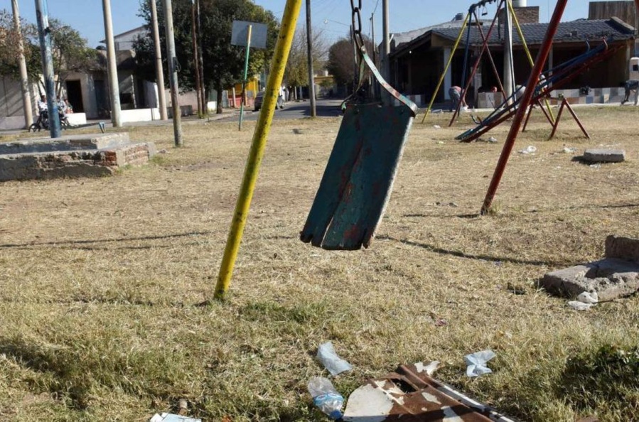 Plazas de Villa Elisa en mal estado y el continuo reclamo de los vecinos