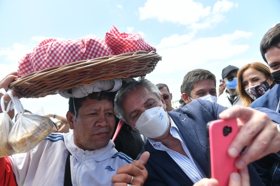 Alberto Fernández recorrió un parador en La Costa: ”Si se defiende el turismo argentino se defiende el país”