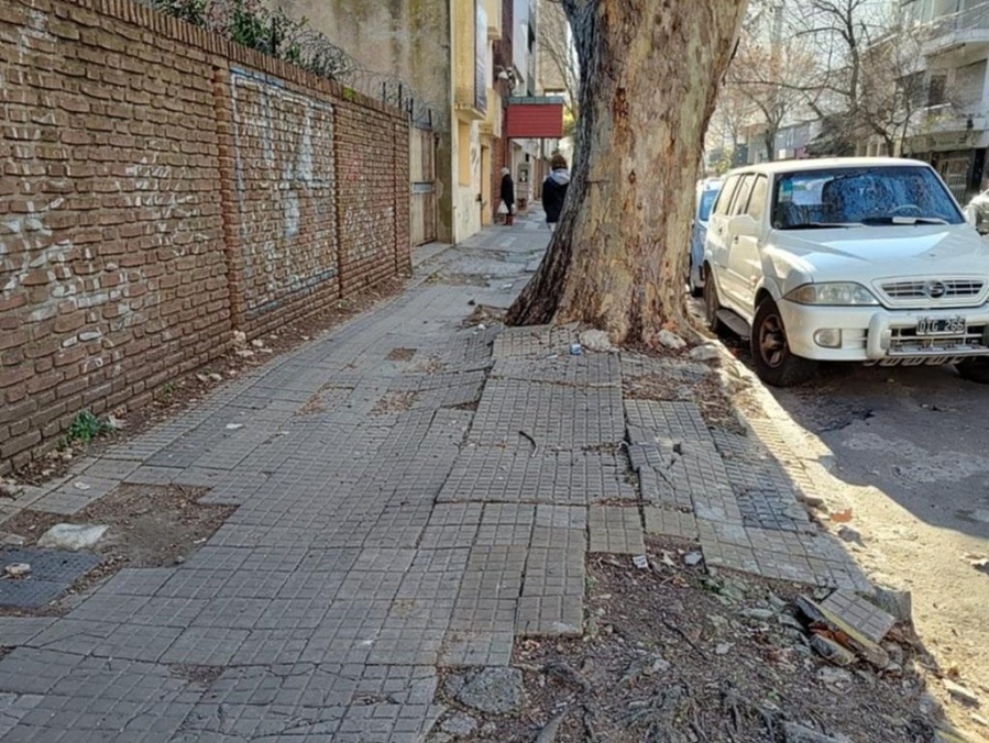 Cada vez es más difícil caminar por calle 59 y 12: ”Nadie se hace responsable”