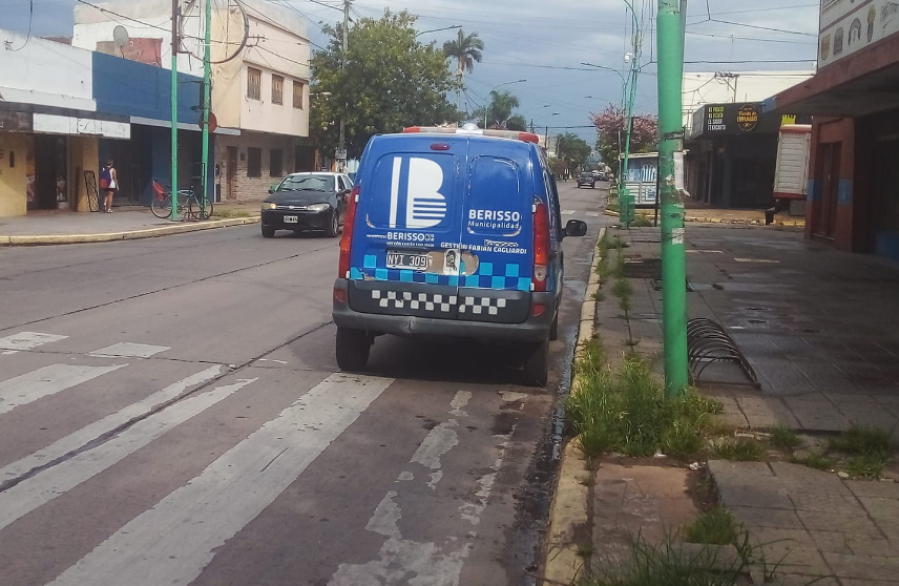 ”Haz lo que yo diga y no lo que yo hago”, empleados de la gestión de Fabián Cagliardi fueron escrachados rompiendo la ley