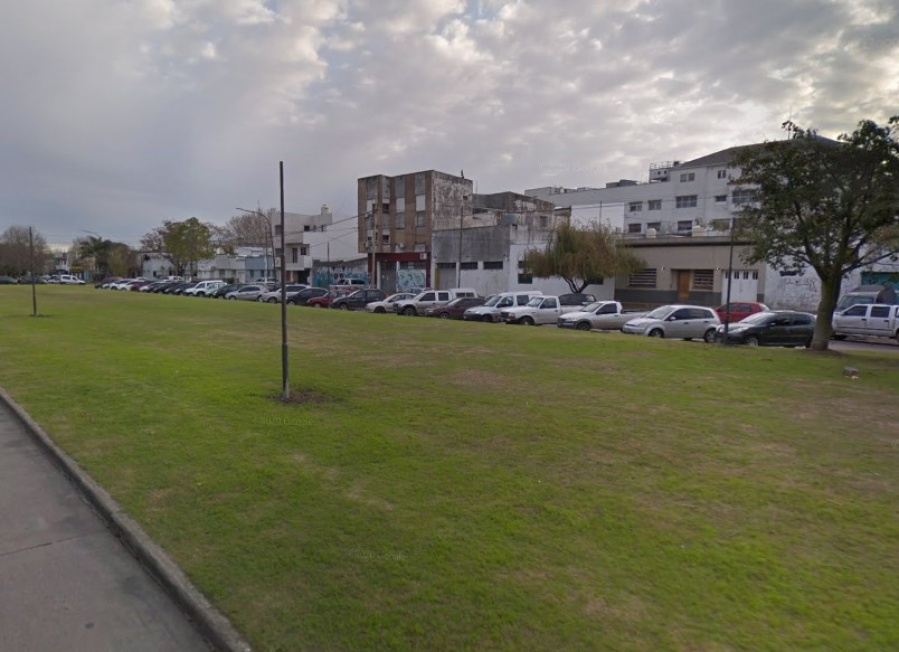 “Es urgente antes del verano”: una vecina pidió que coloquen árboles en la rambla de 52 y 28