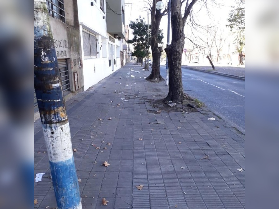 Vecinos de El Mondongo enojados con los puesteros de diagonal 79: ”No limpian la rambla”