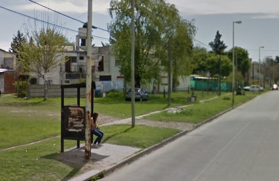 Le apuntaron en la cabeza con un arma cuando volvía del colegio y le robaron la mochila