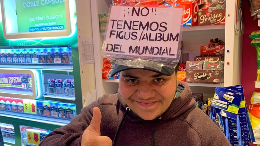 Cansado de que le pidan figuritas del mundial decidió pegar un cartel en su cabeza