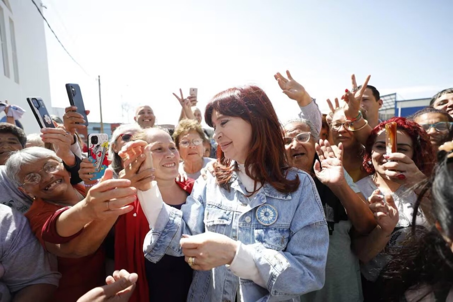 Cristina Kirchner pidió que ”el pueblo se organice” en una recorrida por Puerta de Hierro: ”La fuerza está en lo colectivo”