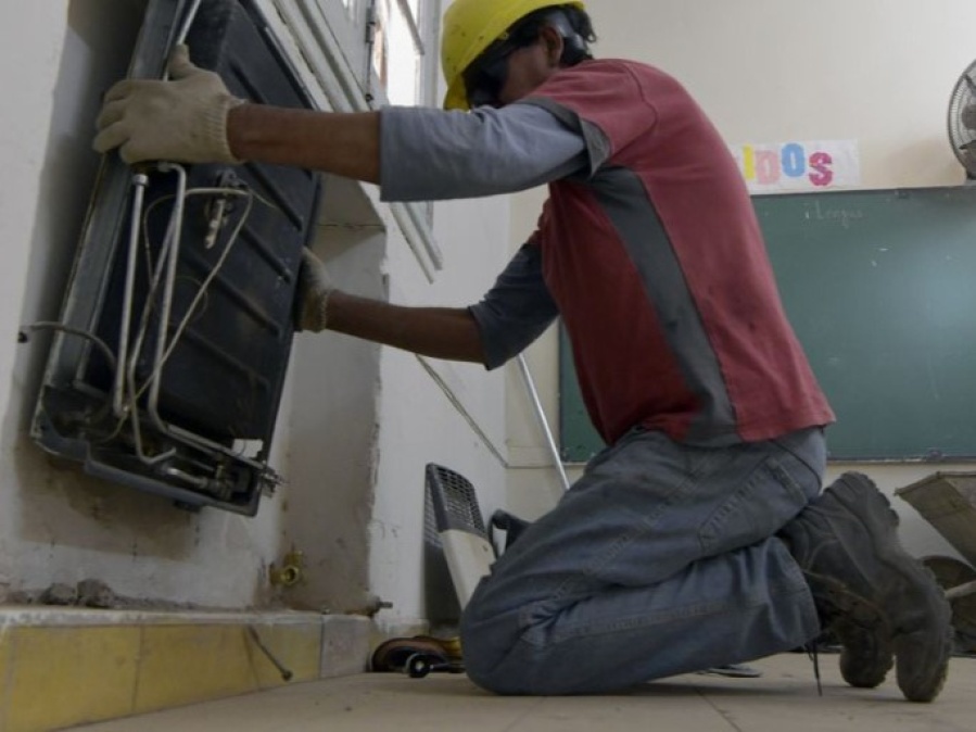 Luego del reclamo por la falta de mantenimiento en las escuelas de La Plata comenzaron a refaccionar equipos de calefacción