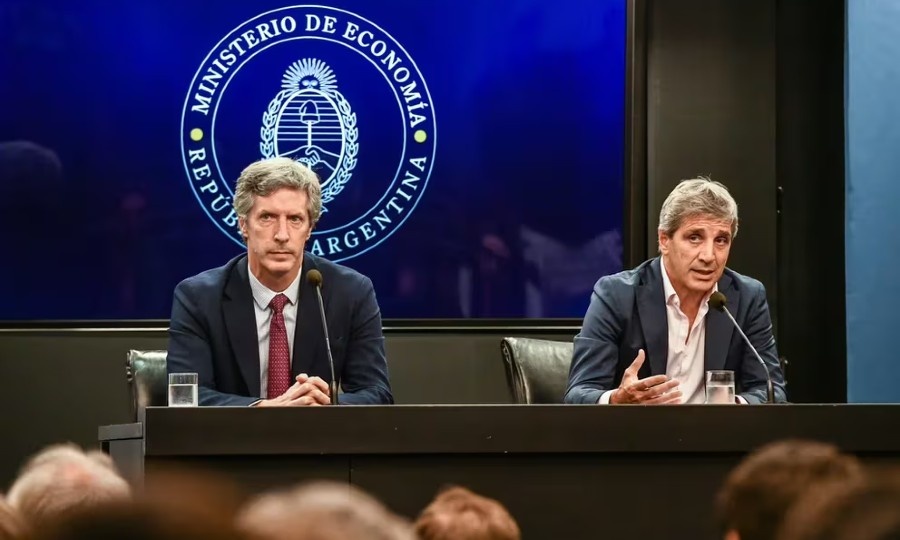 Luis Caputo y Santiago Bausili anunciaron la segunda etapa del plan económico