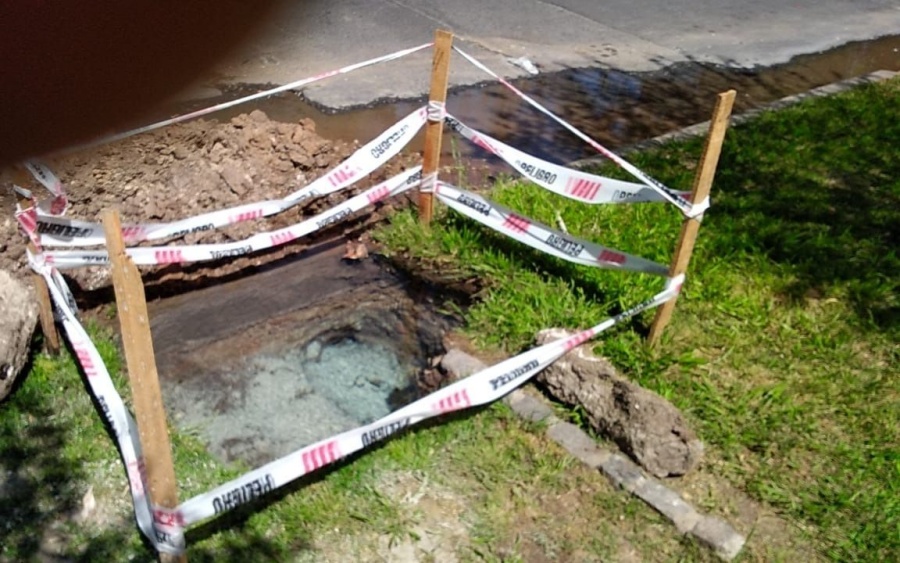 Vecinos reclaman por un caño roto que no les permite tener agua: ”No entra ni una gota”