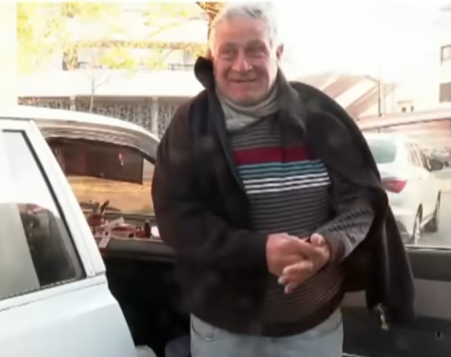 Un vecino de La Plata vivía en su auto, su historia se viralizó y consiguió trabajo