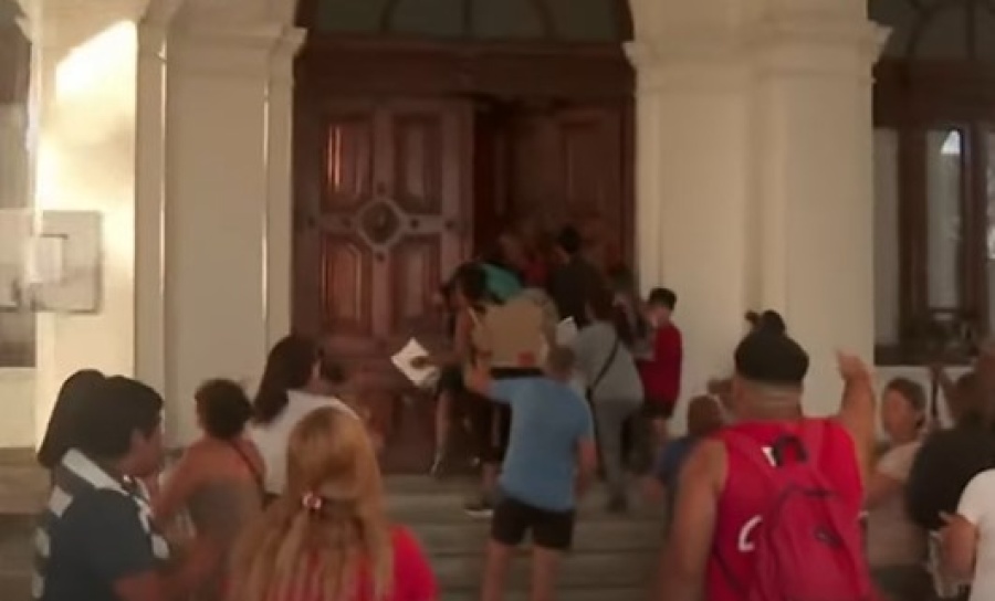 Marcha por la muerte de Kim Gómez: los manifestantes rompieron ventanas del Palacio Municipal a piedrazos