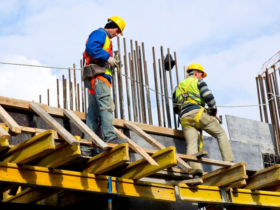 La actividad industrial se achica cada vez más y la construcción se hundió tras el freno a la obra pública