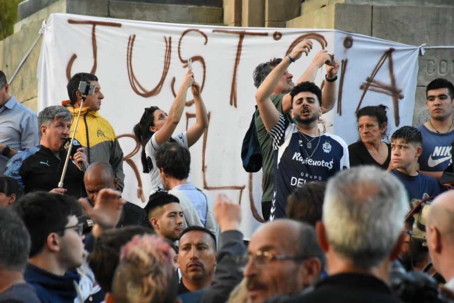 Conmovedor y genuino pedido de justicia de los hinchas del Lobo en el bosque por la muerte de Lolo Regueiro