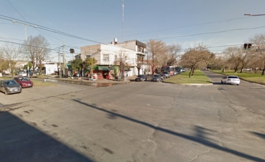 Advierten sobre una esquina de Los Hornos que ”rompe todo el tren delantero”