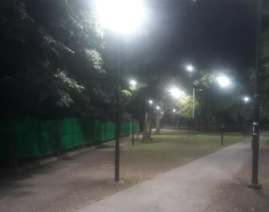 Un poste de parque San Martín le dio una descarga eléctrica a su perro y denuncia que nadie se acercó a arreglarlo