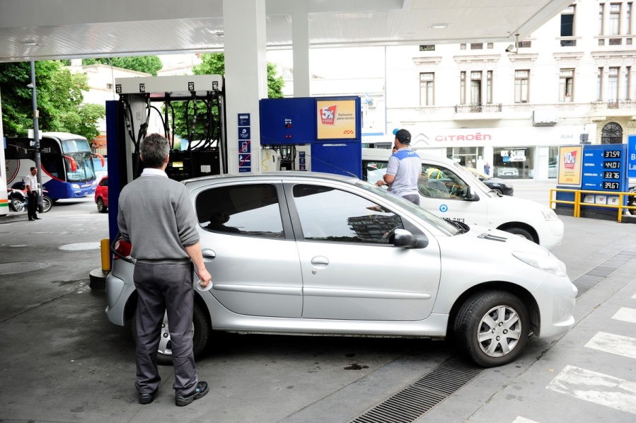 Analizan un nuevo aumento de los precios de los combustibles por el salto del barril de petróleo
