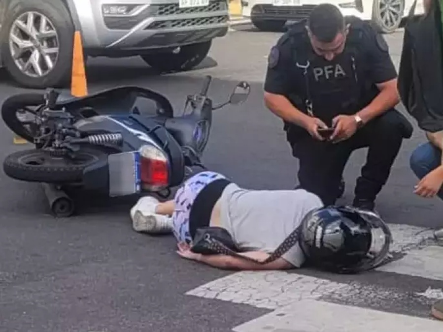 Embistió a una motociclista y escapó en pleno centro de La Plata