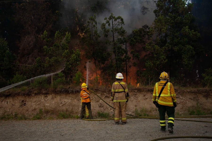 El dramático combate de los bomberos contra el infierno en El Bolsón: ”La situación es desgarradora”