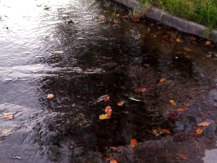 Se rompió un caño, el agua circula como ”un río” en una calle de La Cumbre y los vecinos no reciben respuestas