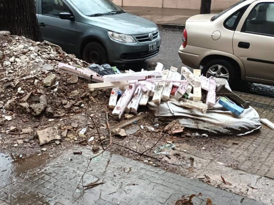 Crece la preocupación de los vecinos de calle 9, entre 43 y 44 por la acumulación de basura y escombros
