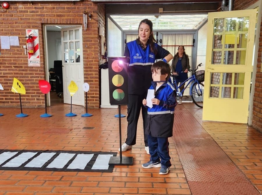Se realizó otra jornada de educación vial desde la infancia en escuelas de La Plata