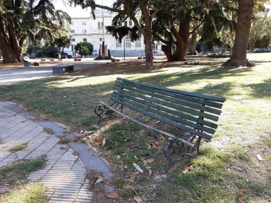 Hay preocupación vecinal por el deterioro de la plaza de 1 entre 51 y 53