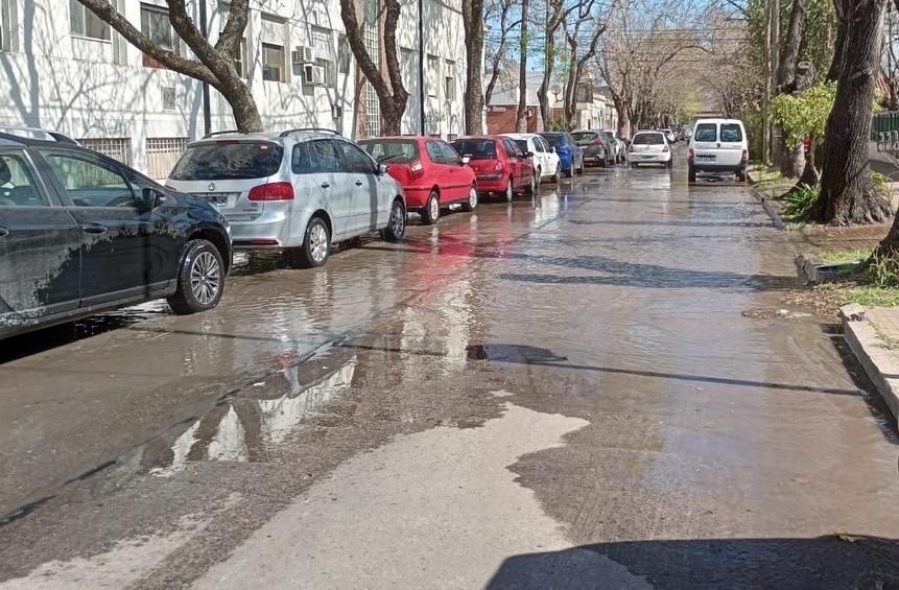 Importante desborde cloacal en las inmediaciones del Hospital Italiano