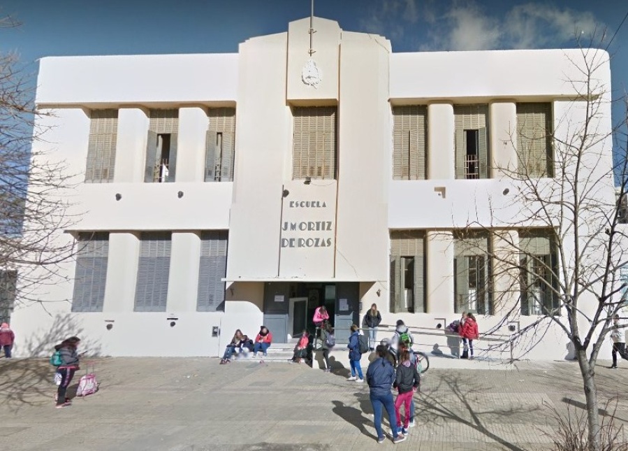 Detuvieron a un auxiliar de la Escuela Primaria Nº 33 por robarle a una docente en La Plata