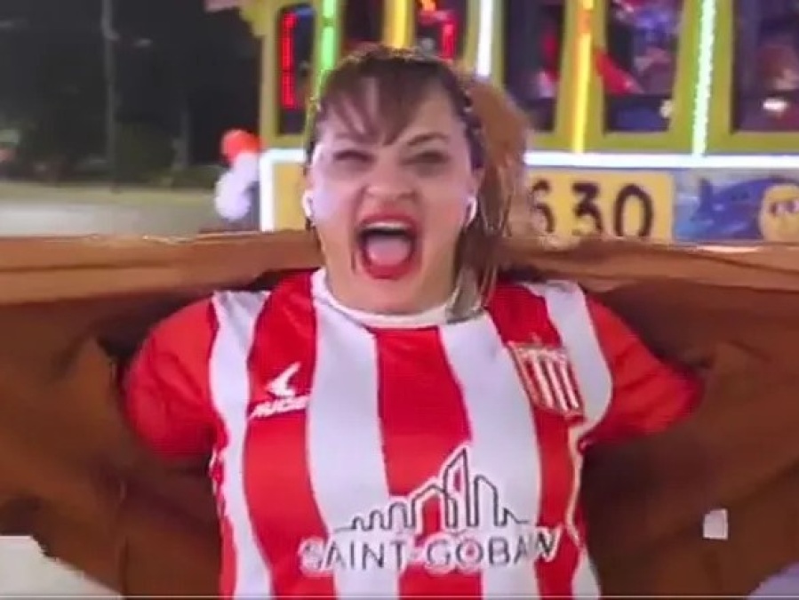 El día que la Locomotora Oliveras estuvo en La Plata y posó con la camiseta del Pincha