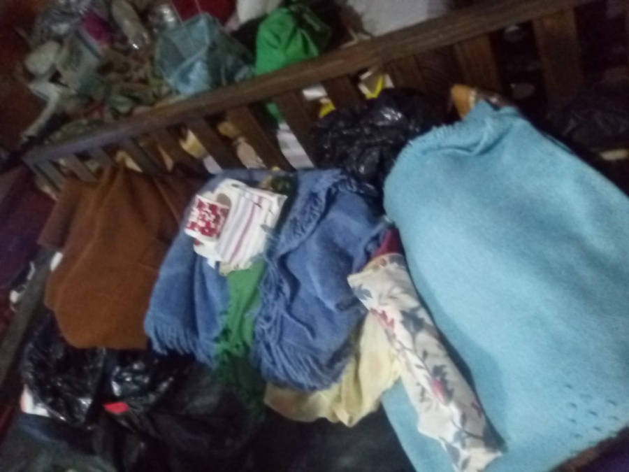 Está sola y sin trabajo con su hijita ciega, les robaron todo en barrio Aeropuerto y necesitan ayuda