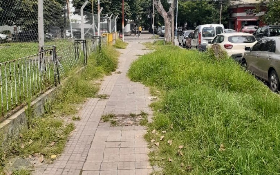 Vecinos reclaman por el arreglo de las veredas a metros del Hospital Español