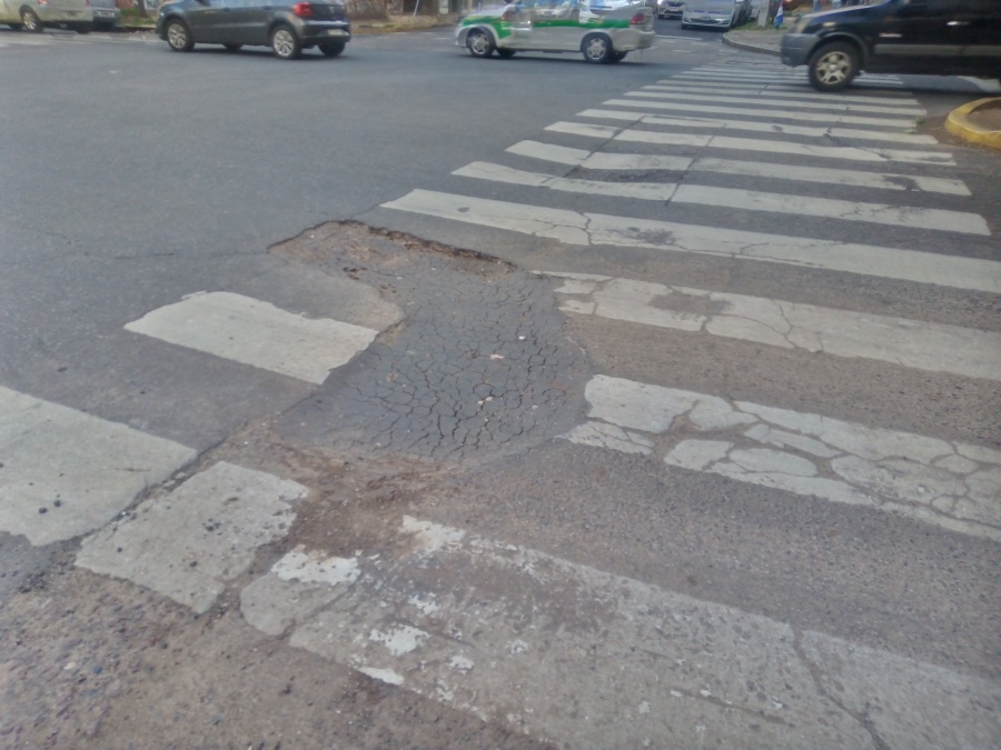En 60 y 10 reclamaron por un ”cráter” en medio de la calle